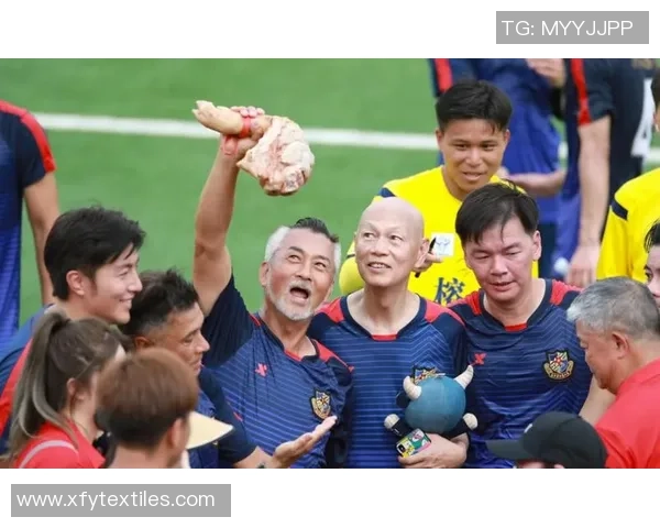 足球明星齐聚一堂 星爷也忍不住秀一波技艺与风采